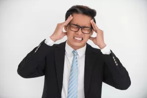 Apakah Kurang Minum Air Putih Bisa Menyebabkan Sakit Kepala?